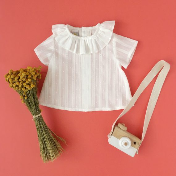 Blusa blanca con manga corta