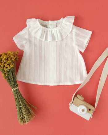 Blusa blanca con manga corta