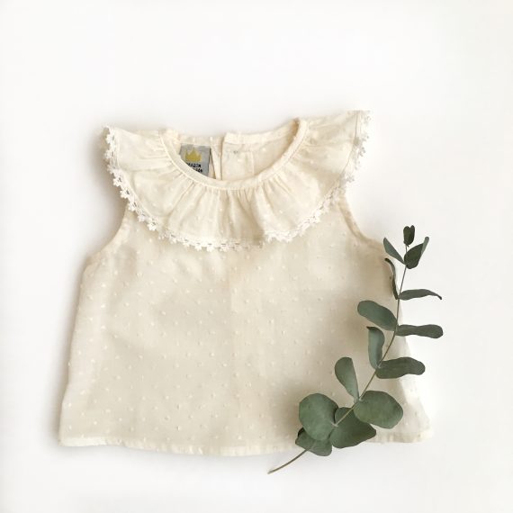Blusa plumeti con volante y fornitura
