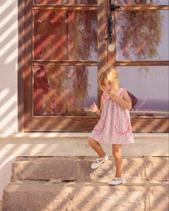 vestido-bolsillos-nina-flores-tahiti-exterior Vestido con bolsillos de niña, confeccionado en flores Tahiti con detalles rosa fucsia verano