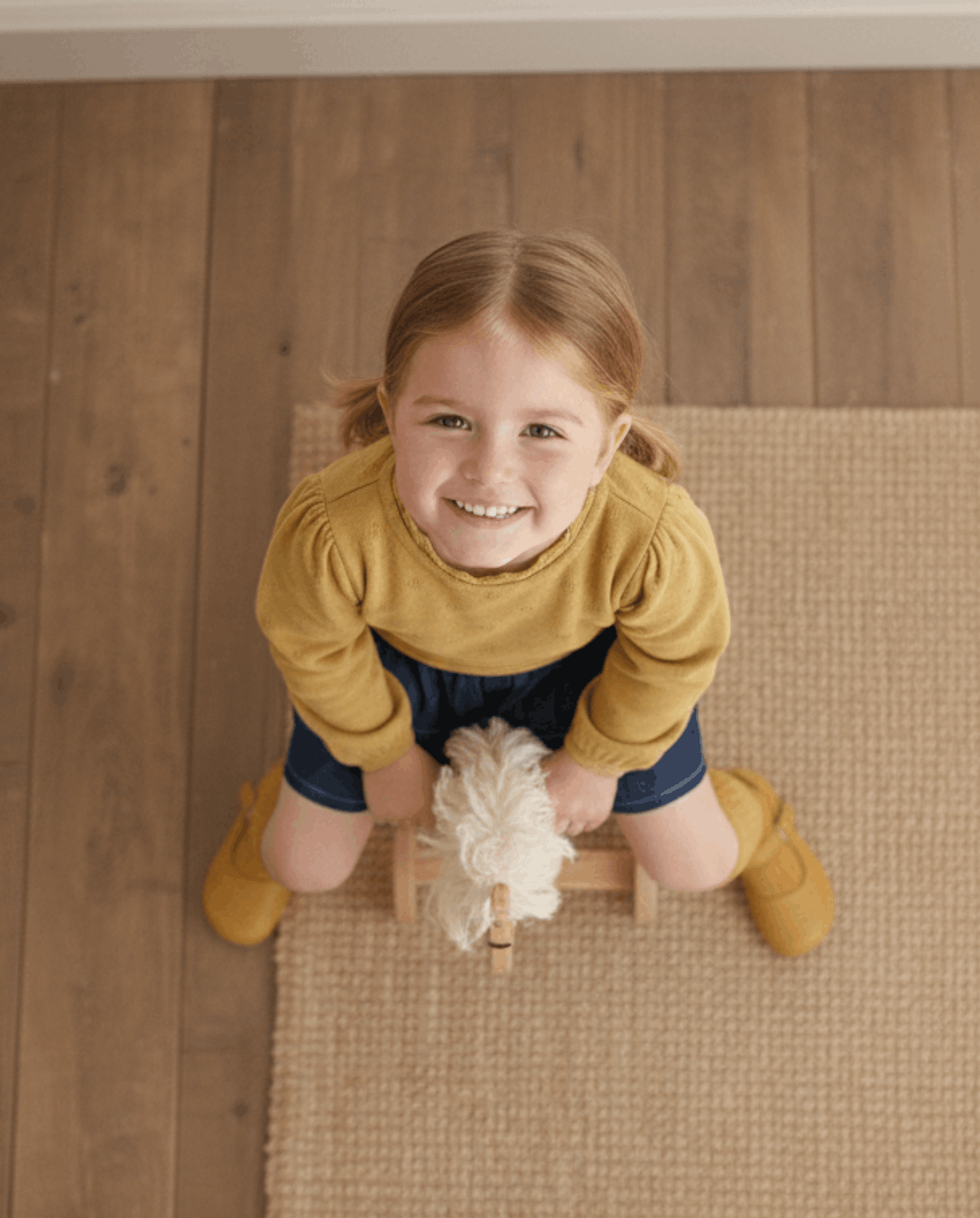 Jersey de punto mostaza para niña