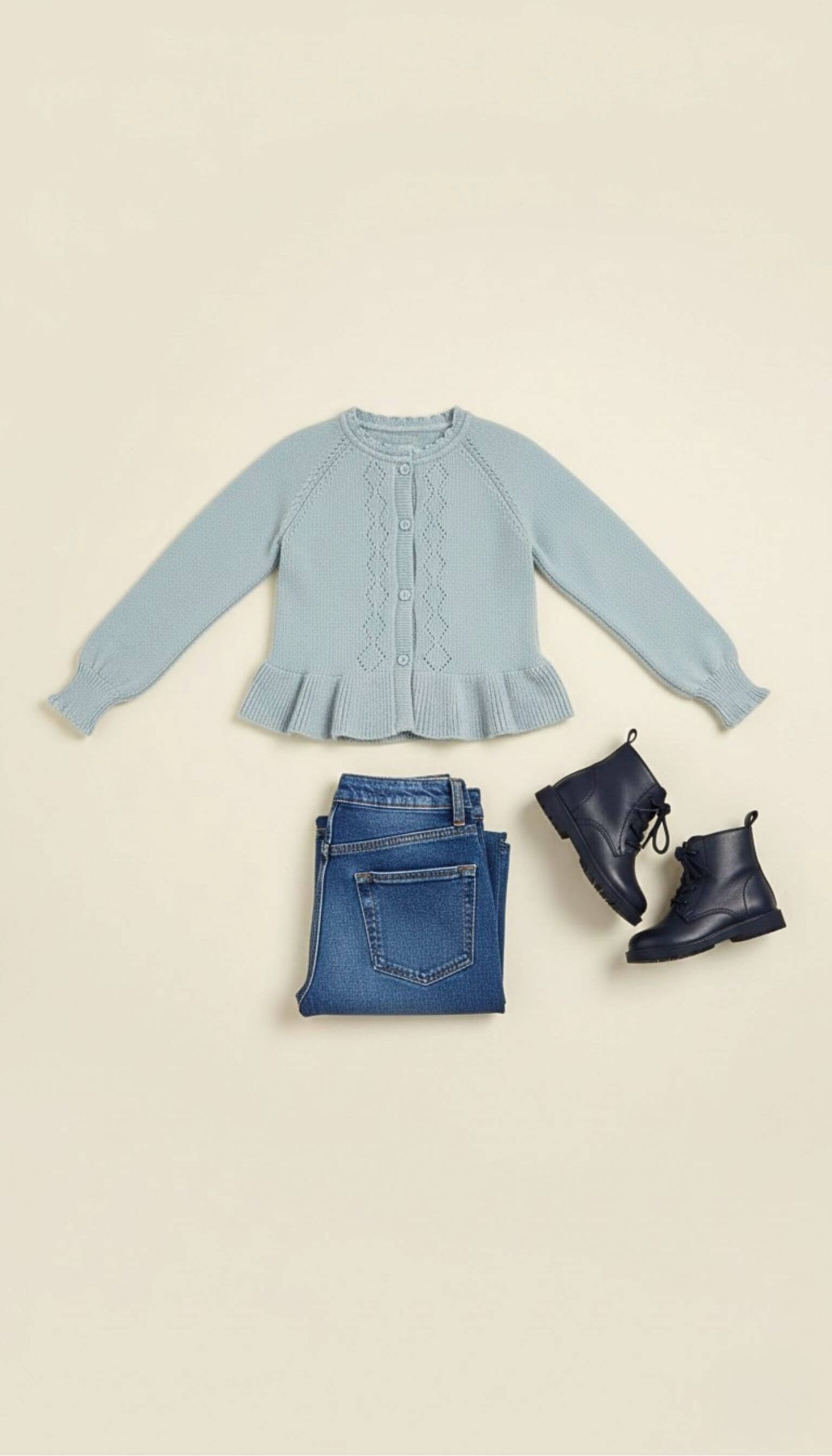 Jersey de punto azul para niña combinado con prenda denim en conjunto infantil.