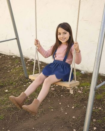 Jersey de punto rosa para niña combinado con falda de ondas denim oscuro Jersey de punto rosa para niña combinado con falda de ondas denim oscuro en conjunto infantil.