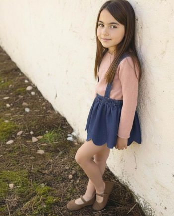 Jersey infantil de punto rosa para niña visto de perfil.