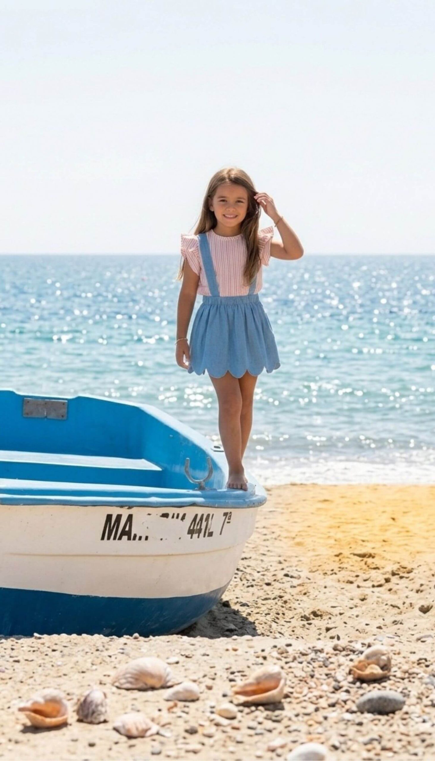 Falda de ondas denim porcelana niña conjuntada con blusa de rayas