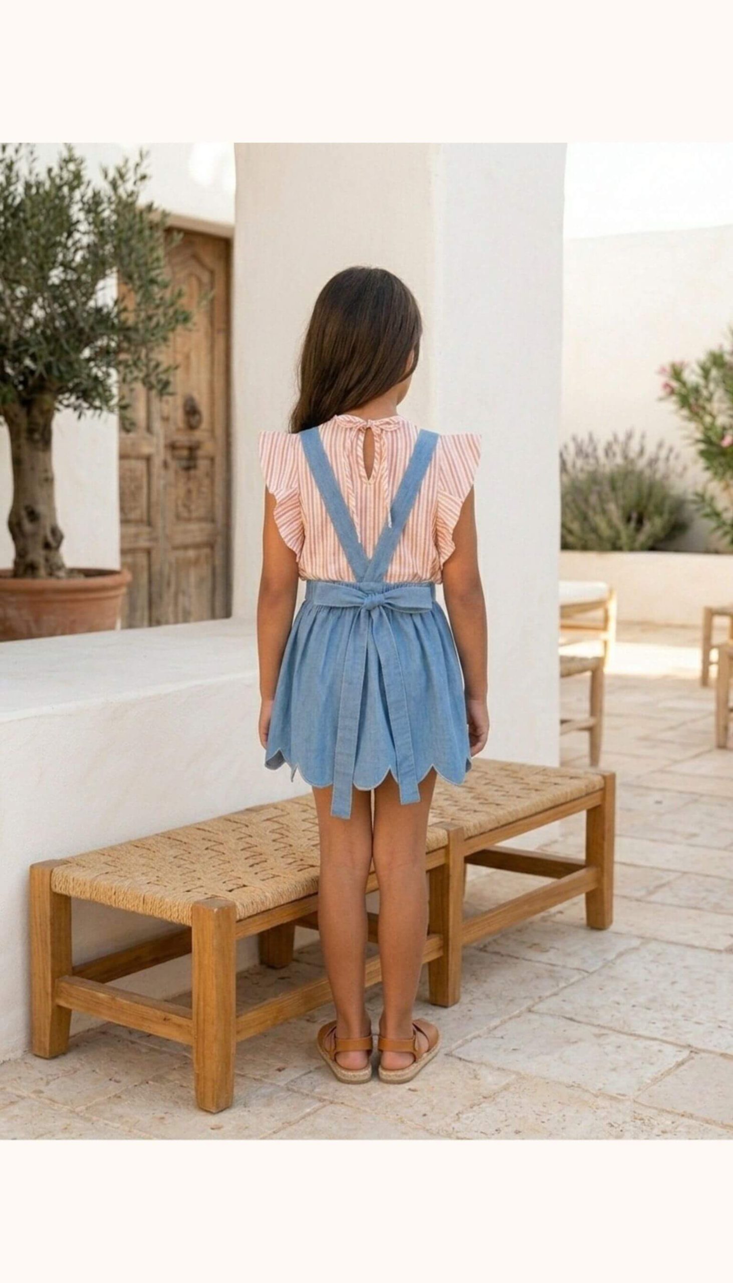 Falda de ondas denim porcelana niña conjuntada con blusa de rayas vita trasera