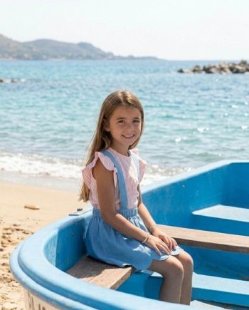 Falda de ondas niña en denim porcelana sentada