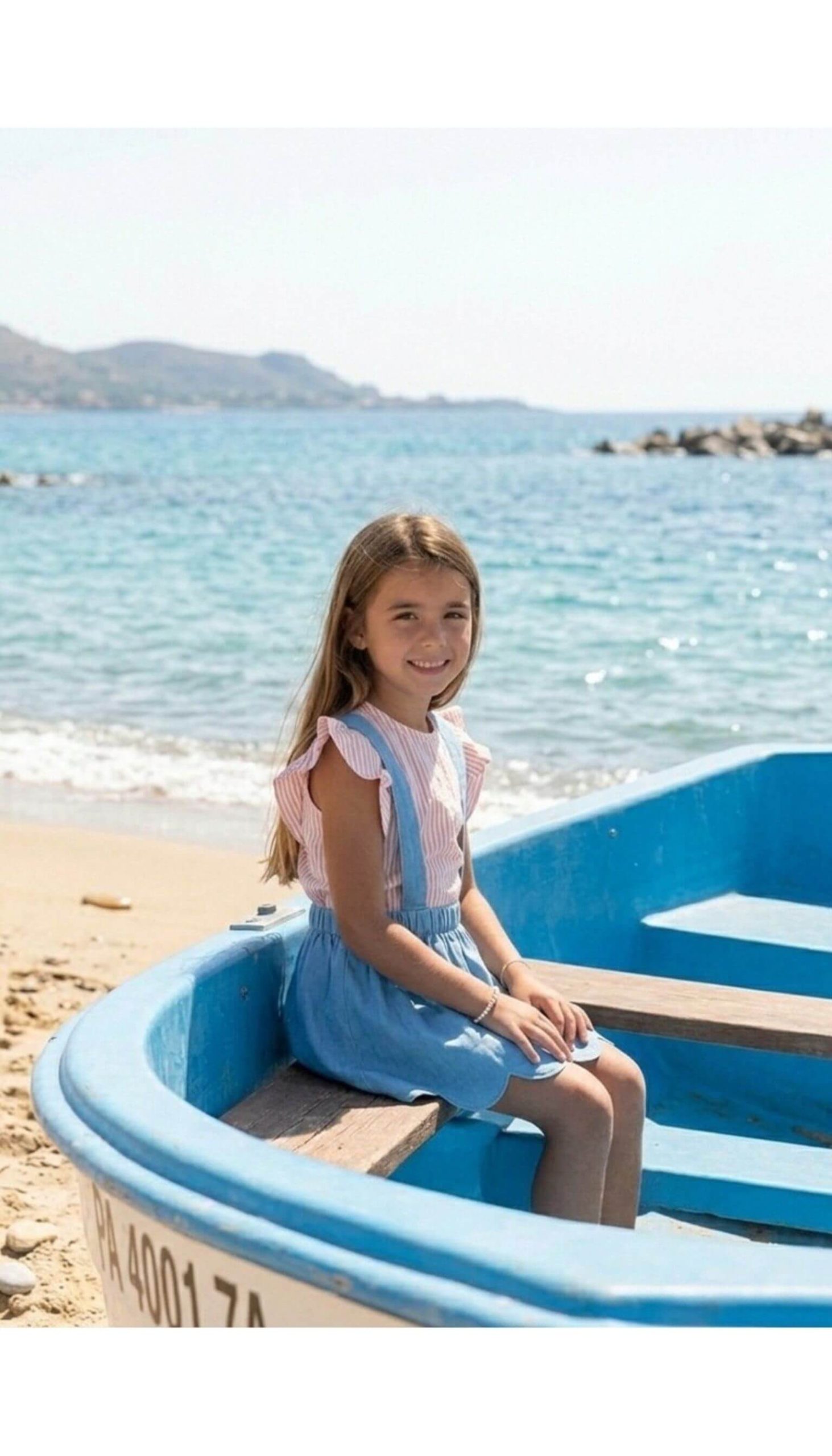 Falda de ondas niña en denim porcelana sentada