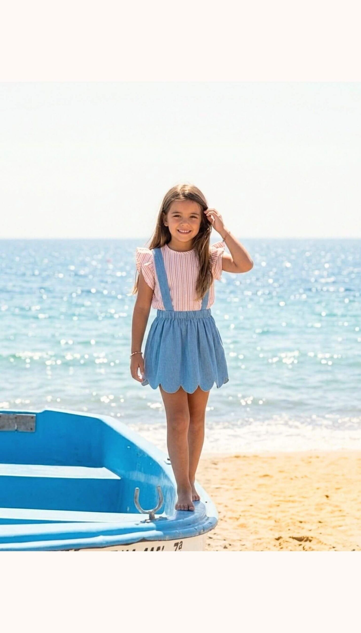 Blusa sin mangas de niña para verano en tejido de rayas Verona conjuntada con falda de ondas denim porcelana