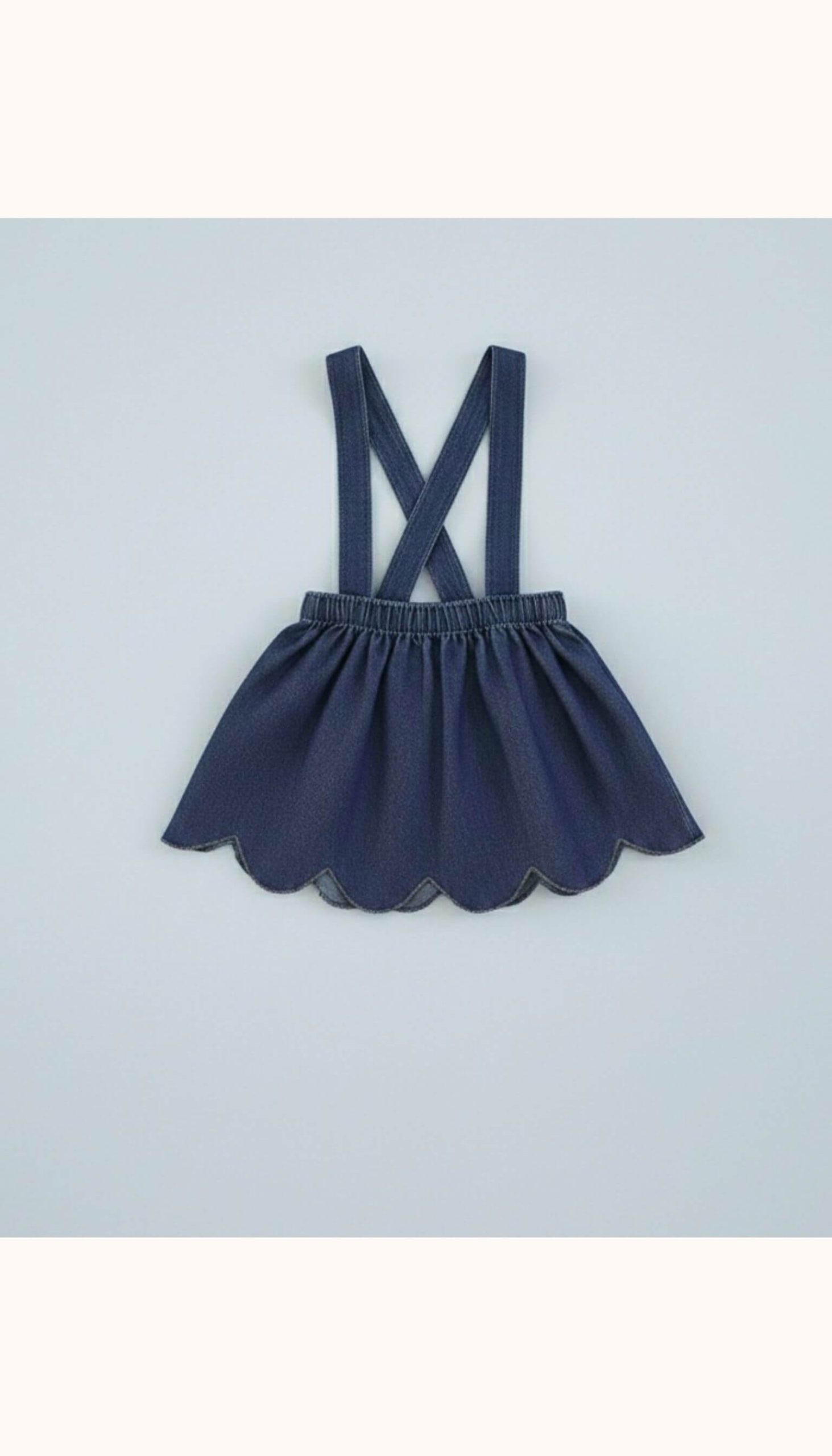 Vista delantera de la falda de ondas denim marino para niña